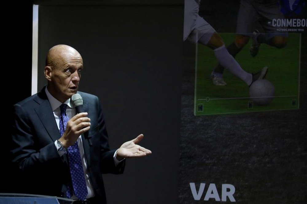 La FIFA no quiere interpretaciones diferentes del VAR. EFE