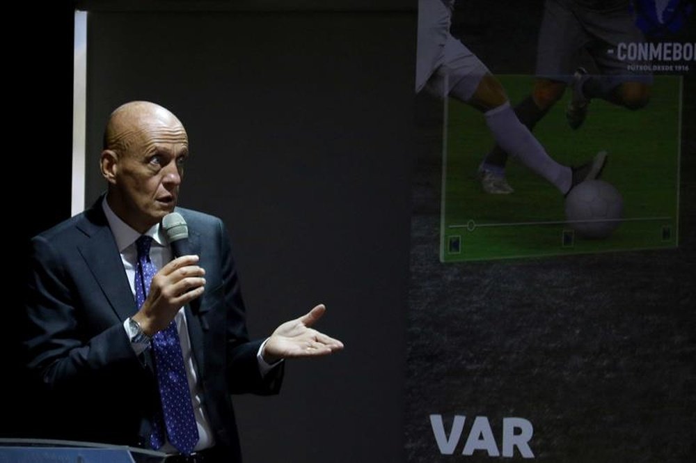 Collina pidió el VAR en los octavos de la Champions. EFE