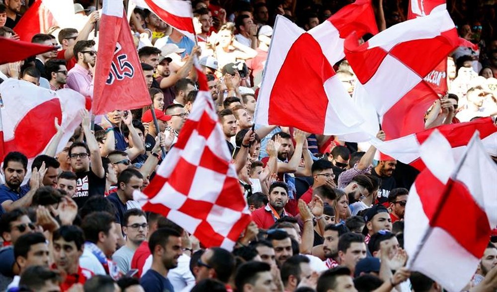 La hinchada del Sevilla, protagonista en el Bernabéu. EFE/Archivo