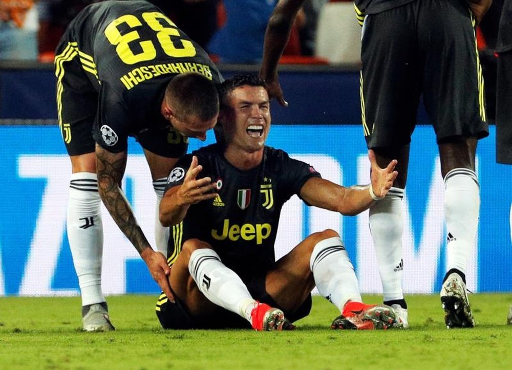 El delantero portugués de la Juventus, Cristiano Ronaldo (c), reacciona tras ser expulsado del primer partido de la fase previa de la Liga de Campeones, disputado frente al Valencia en el Estadio de Mestalla, Valencia. EFE