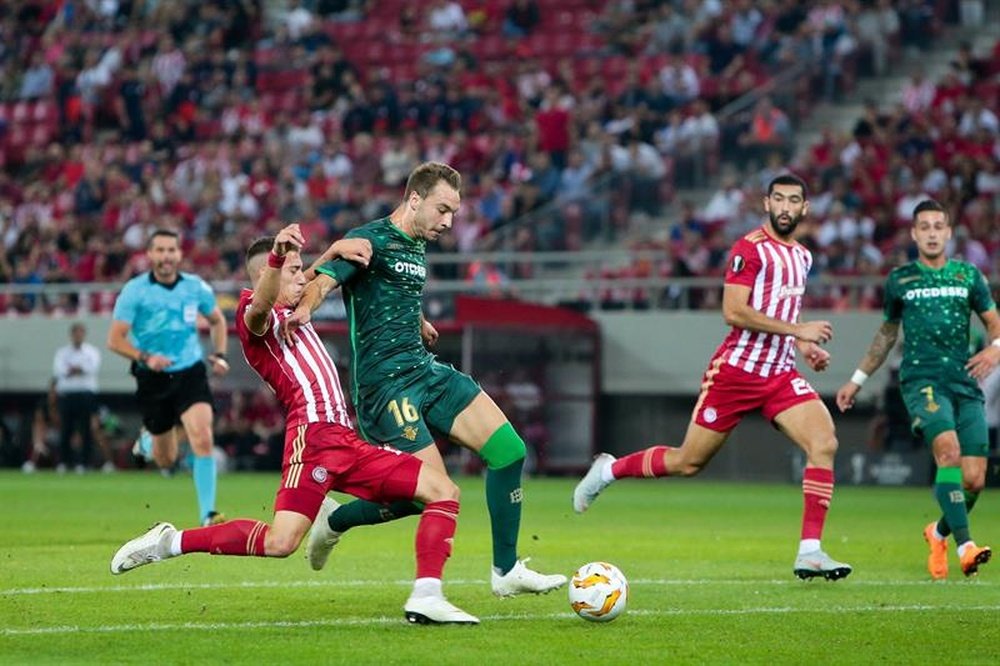 Nápoles e Inter echan el ojo a Tsimikas. EFE