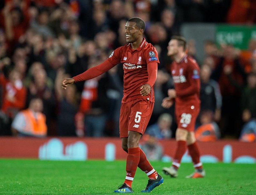 Wijnaldum took the time out ot givbe back to a fan on Sunday. EFE