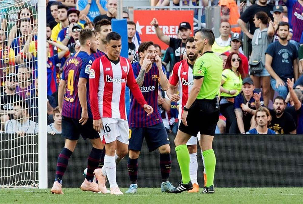 Messi lost his cool with the referee. EFE
