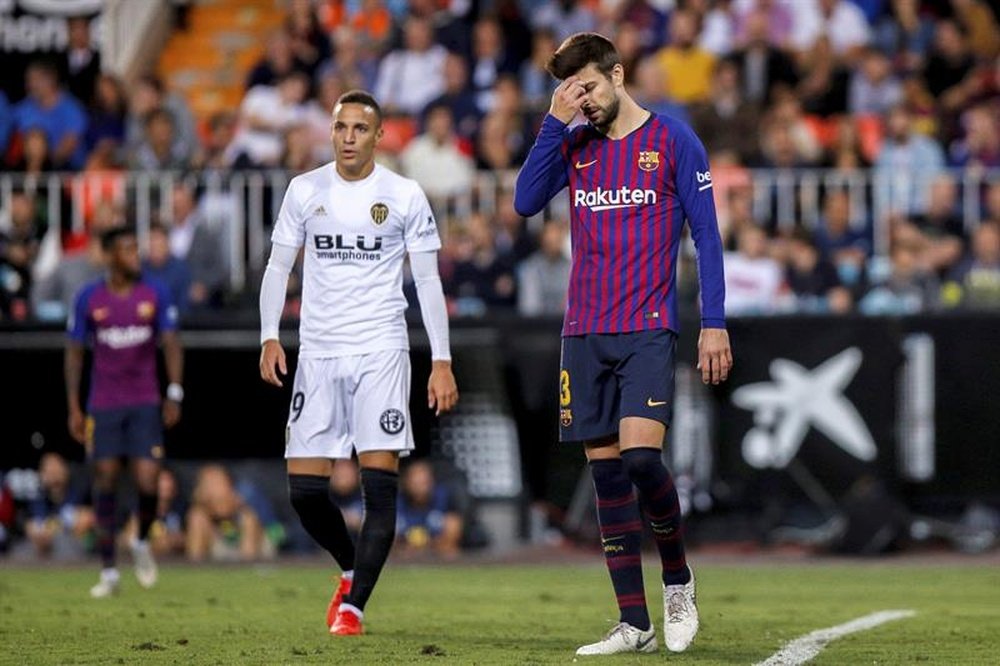 Piqué fue insultado en Mestalla. EFE