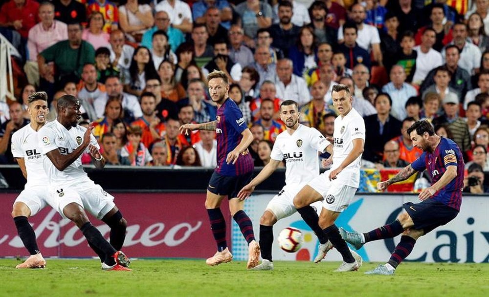 Leo Messi sabe lo que es hacerle daño al Valencia. EFE