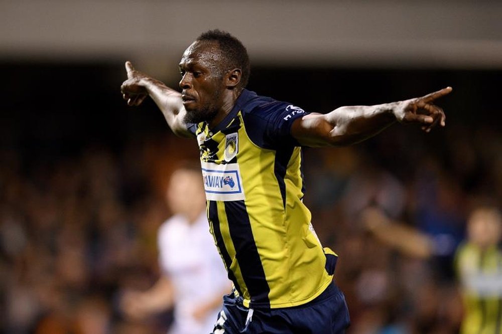 Bolt persigue su sueño de ser futbolista profesional. EFE