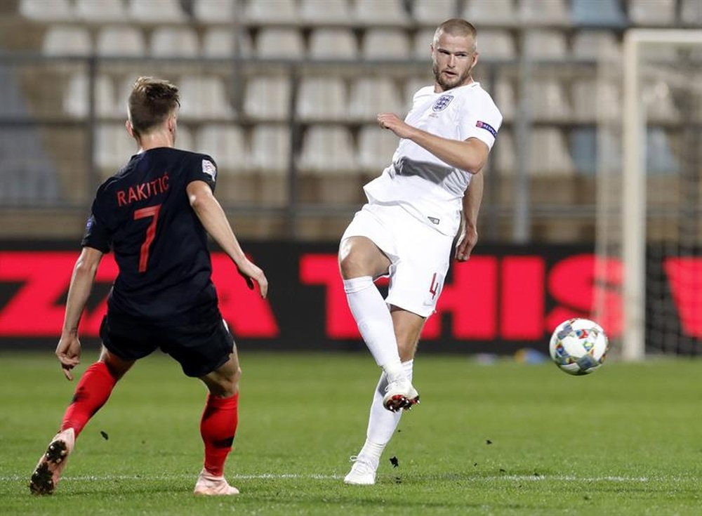 Eric Dier eyeing a trophy with England. EFE