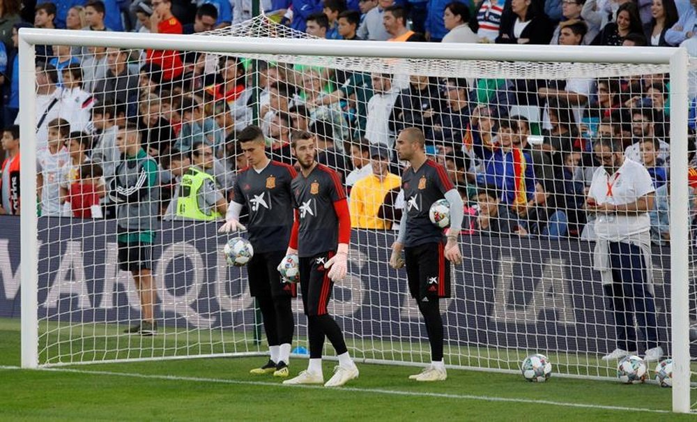 Kepa y De Gea se baten en duelo. EFE