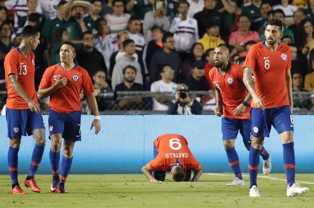 Nicolás Castillo (c) puede perderse el primer partido de Copa América. EFE