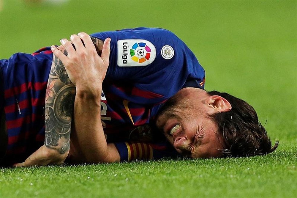 Messi sofreu uma lesão no braço contra o Sevilla. EFE