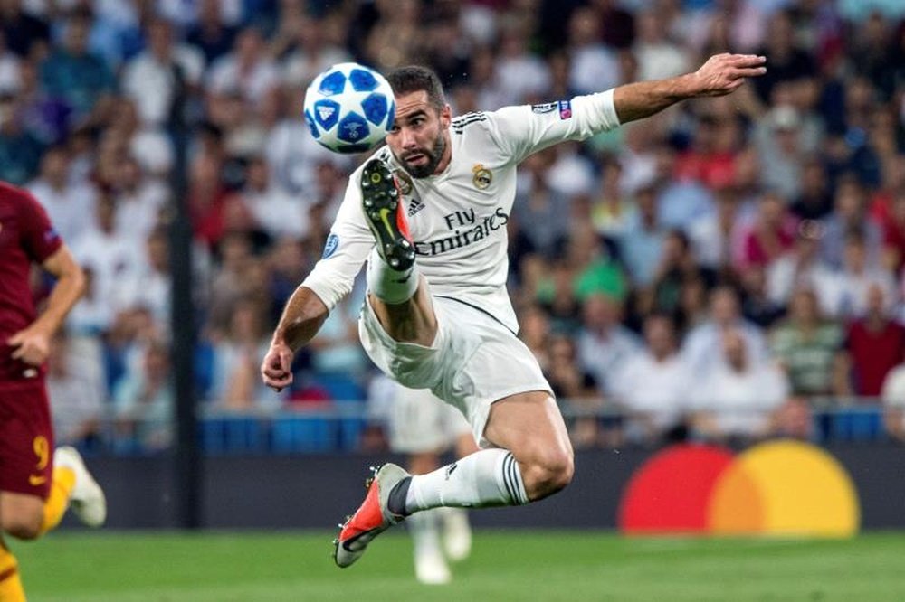 Real Madrid, Dani Carvajal, controla la pelota durante un partido. EFE/Archivo