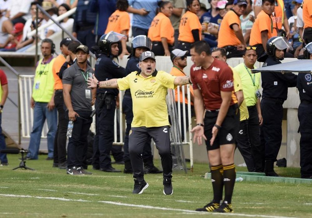 El técnico argentino de Dorados de Sinaloa, Diego Armando Maradona, reacciona durante un partido. EFE/Archivo