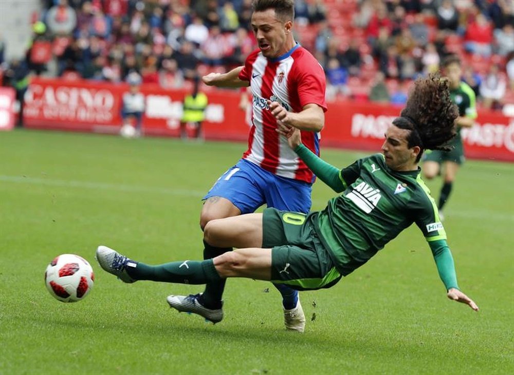 Cucurella est arrivé en prêt à Eibar. EFE