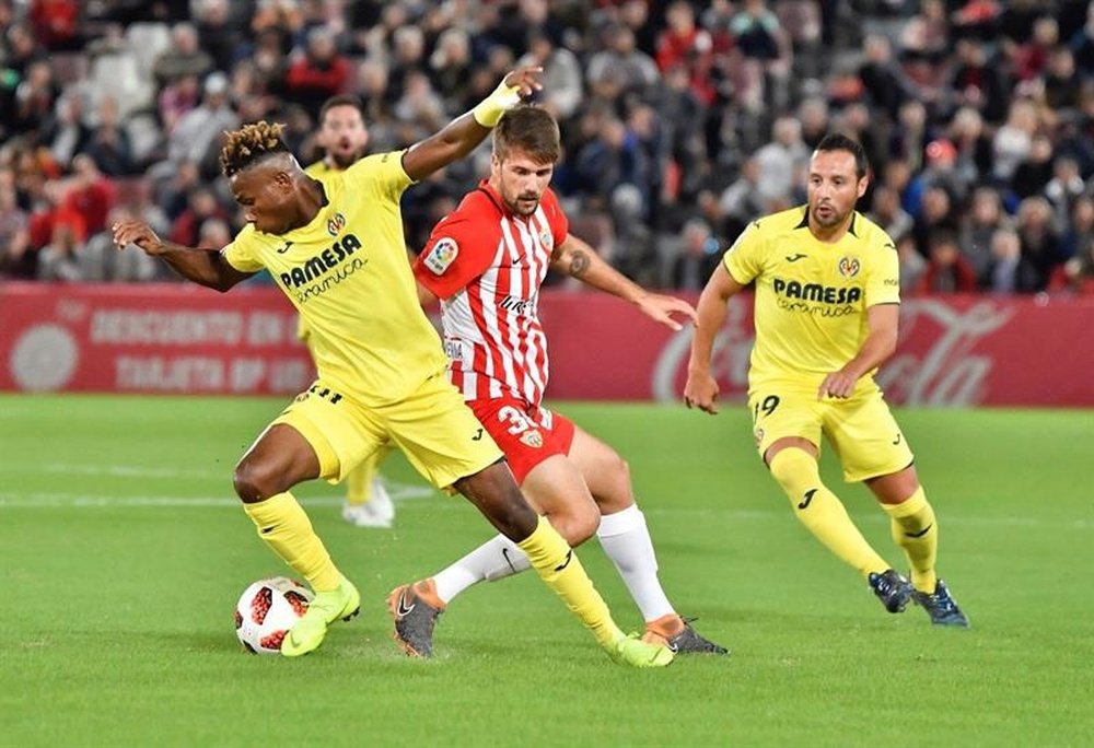 El delantero nigeriano del Villarreal Samuel Chukwueze (i) disputa un balón. EFE