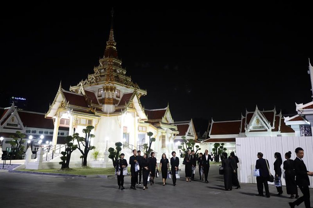 The funeral of Leicester owner Vichai Srivaddhanaprahba is underway. EFE