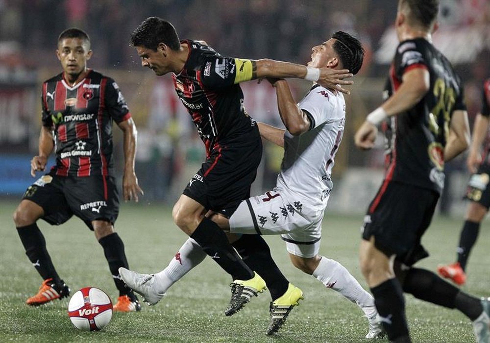 Alajuelense golpea con el mazo y sigue líder. EFE/Archivo