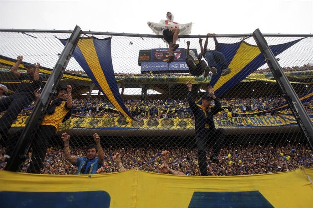 Varios 'barras' de Boca intentaron entrar al estadio. EFE
