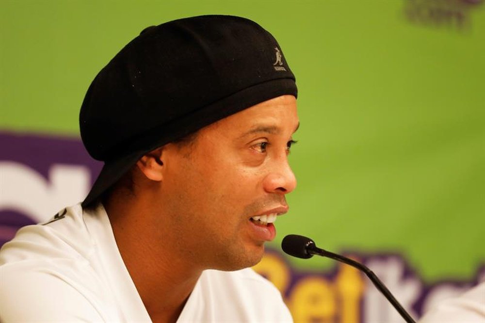Ronaldinho seguirá sin tener su pasaporte. EFE