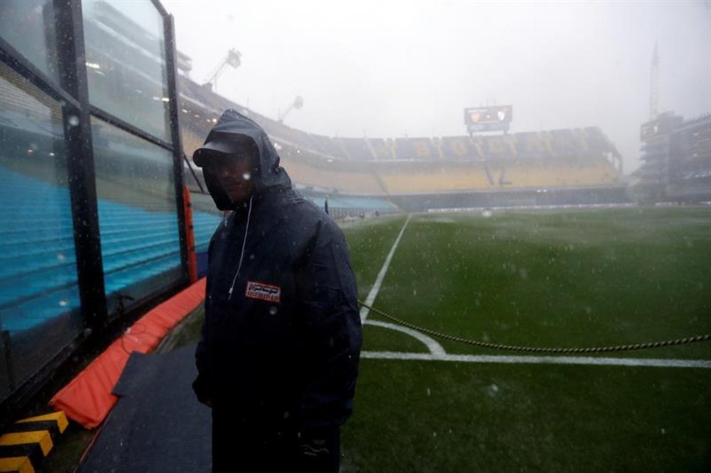 La final de la Libertadores tuvo que ser suspendida por la lluvia. EFE