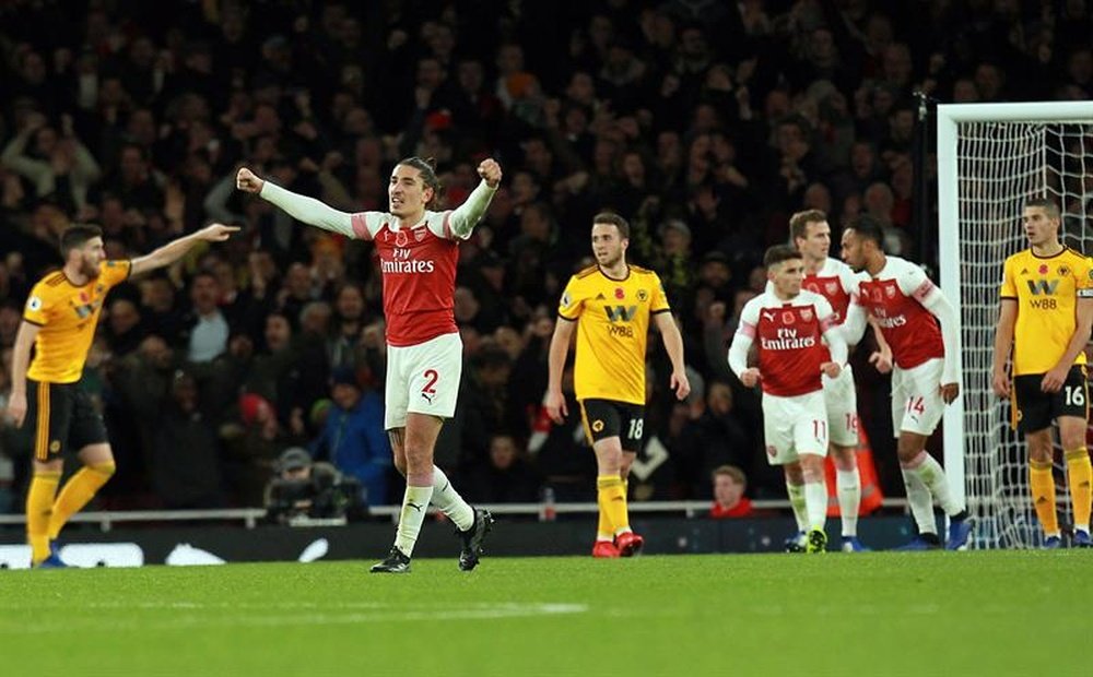 Bellerin celebrates Arsenal's equaliser against Wolves. EFE