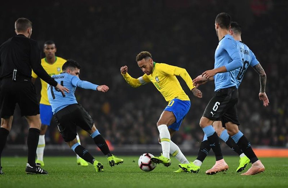Brazil's Neymar vies for the ball with Uruguay's Lucas Torreira. EFE