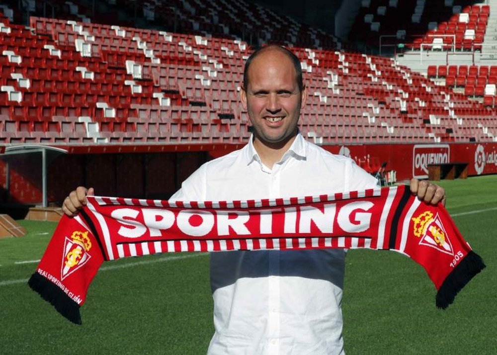 José Alberto López dirige ahora al Sporting. EFE