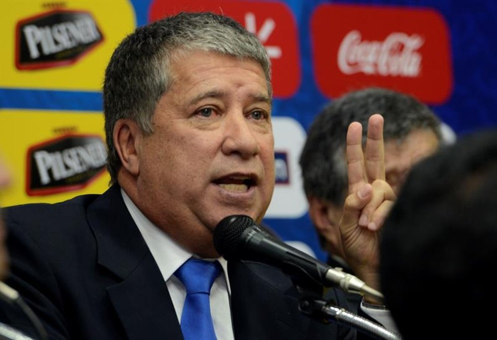 Le sélectionneur de l'Equateur reste 45 secondes en conférence de presse. EFE/Archive