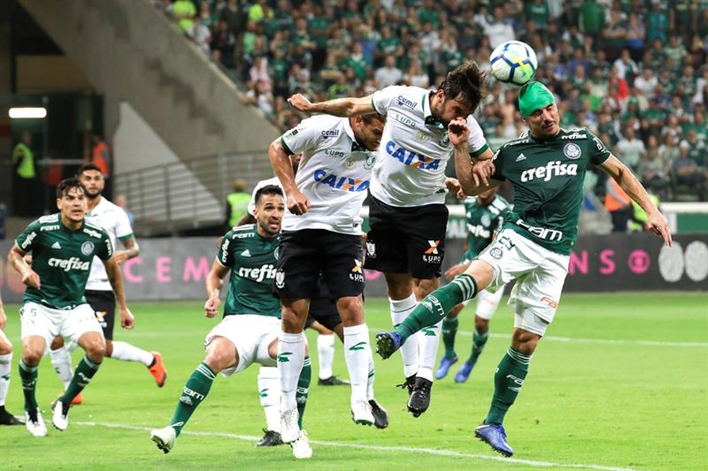 Willlan (d) de Palmeiras disputa el balón con Norberto (i) de América Mineiro. EFE
