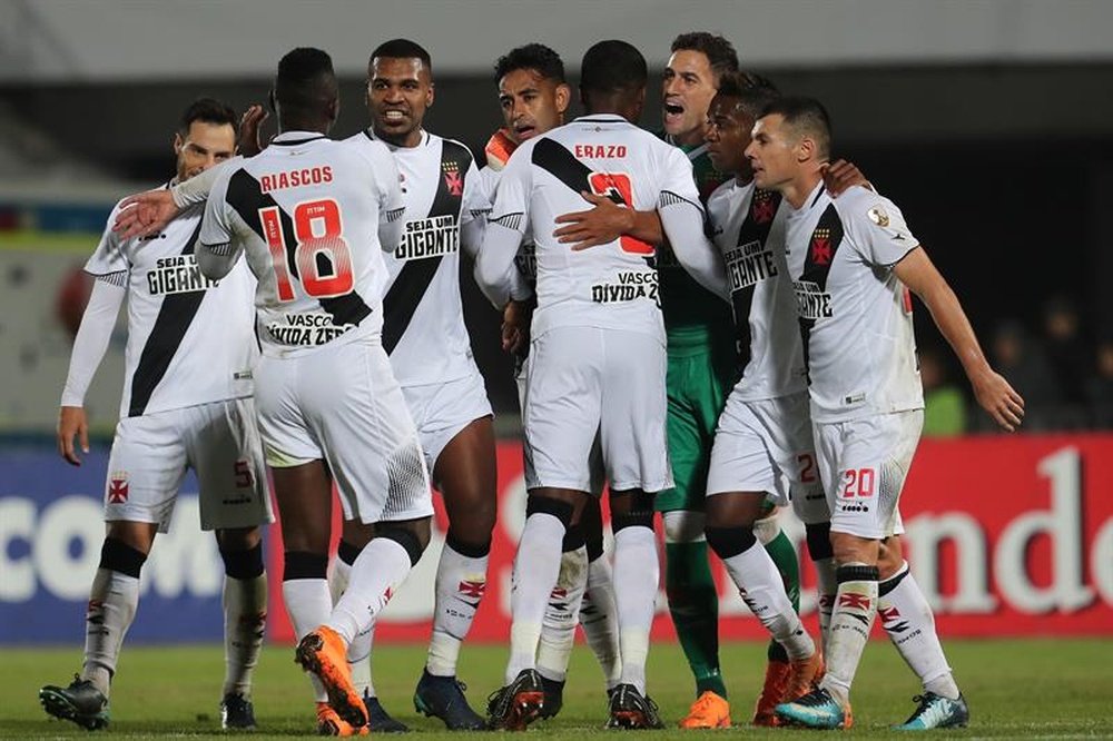 Vasco golpea primero con emoción. EFE