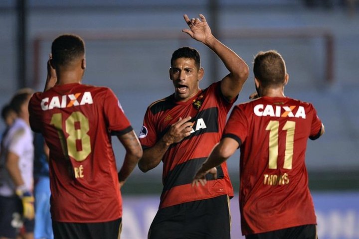 Atlético Goianiense se aprovecha de Sport Recife