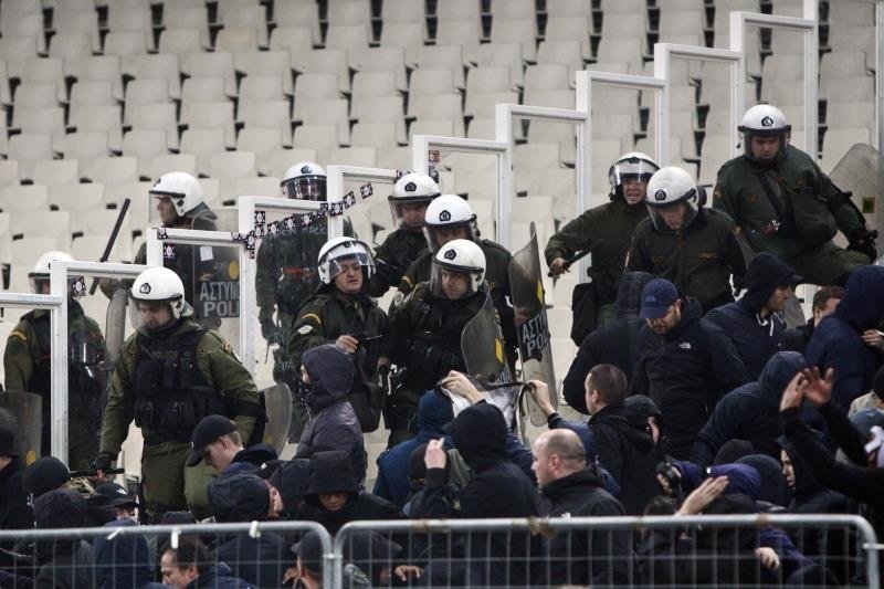 AEK and Ajax fans clashed with riot police on Tuesday. EFE