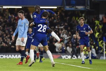 El Chelsea y N'golo Kanté están de enhorabuena. El internacional galo volvió a disputar un partido después de más de siete meses. Lo hizo en un amistoso con el filial ante el Charlton Athletic y con el apoyo de sus compañeros Thiago Silva y Mason Mount.