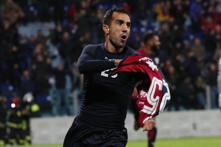 Roma surrender two-goal lead against nine-man Cagliari