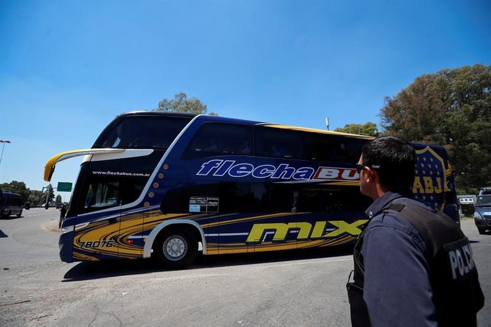 El autobús de Boca, apedreado de nuevo en Mendoza. EFE/Archivo