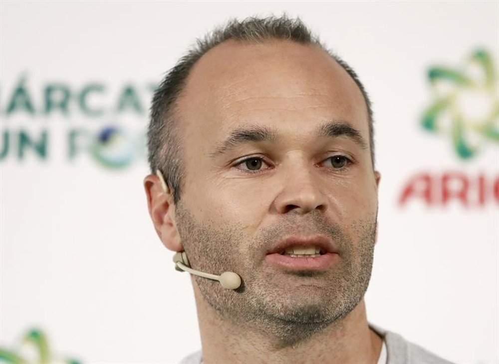 Iniesta ayuda en Fuentealbilla. EFE