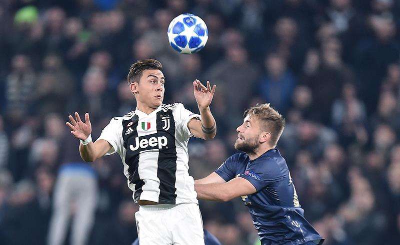 Paulo Dybala, luchando por un balón durante un partido de la Juventus