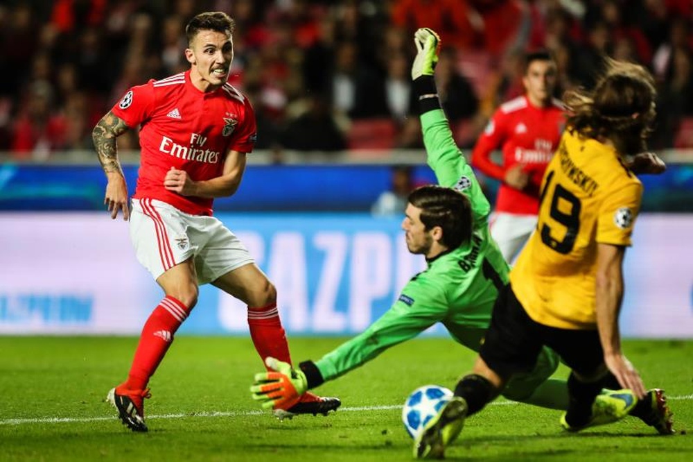 Grimaldo (L) has been praised by Benfica's sporting director. EFE