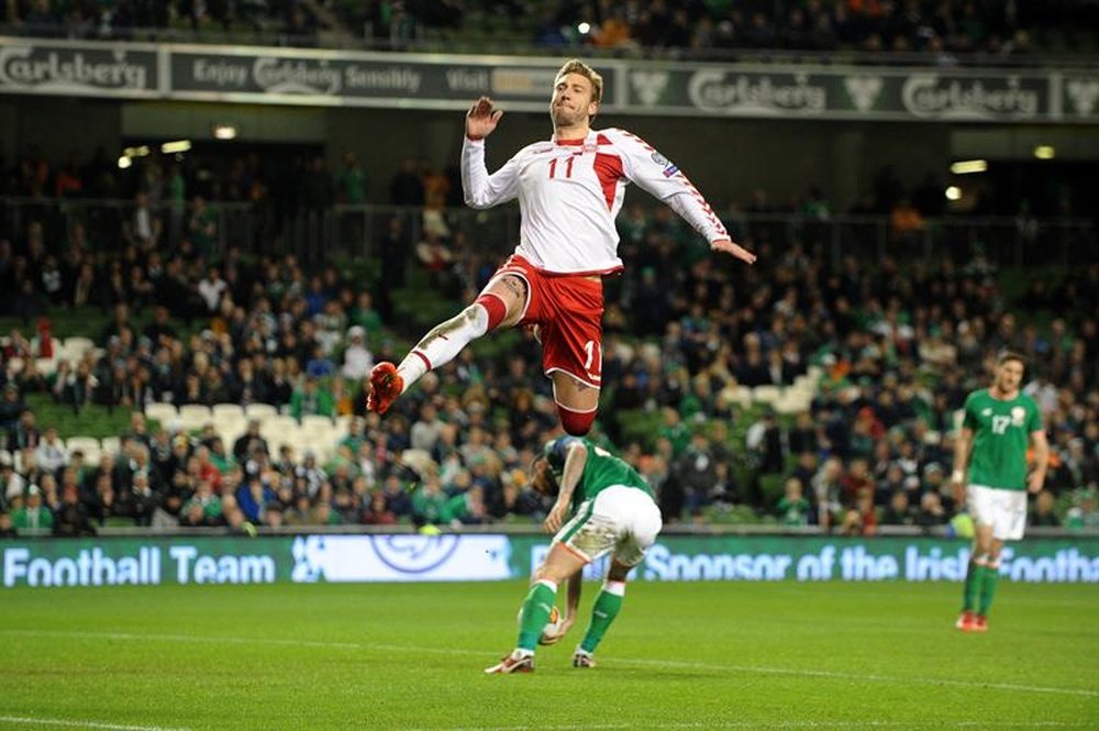 Bendtner reveló las fiestas de la Selección Danesa. EFE