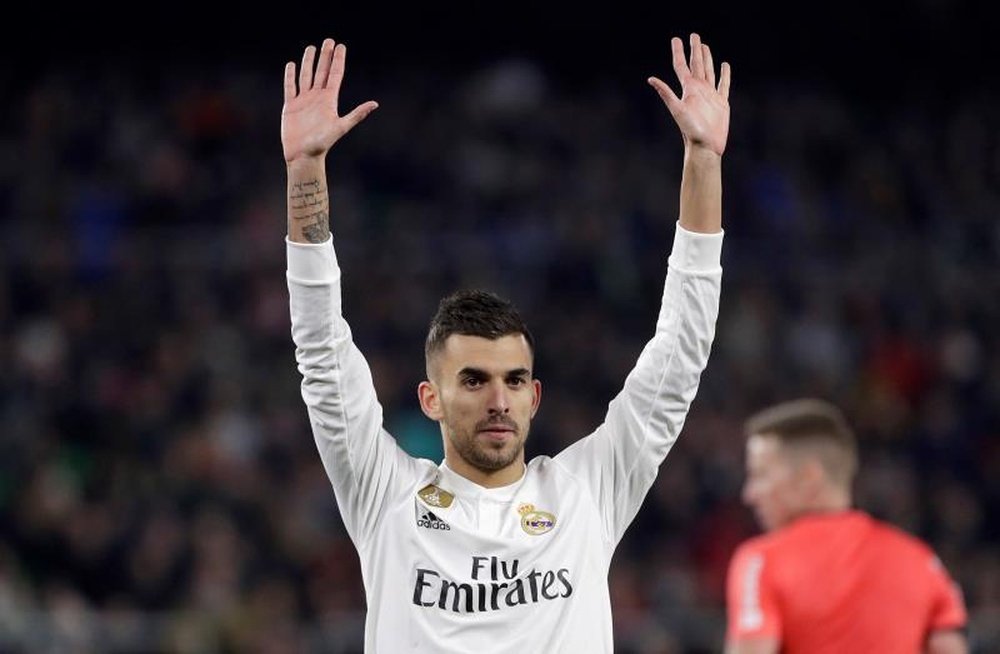 El centrocampista del Real Madrid, Dani Ceballos, pide perdón a la grada verdiblanca tras conseguir el segundo gol del equipo madridista durante el encuentro correspondiente a la jornada 19 de primera división que han disputado frente al Real Betis en el estadio Benito Villamarín, en Sevilla, en enero de 2019. EFE