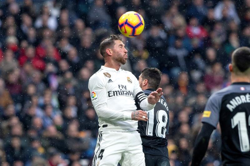 Sergio Ramos, cabeceando un balón