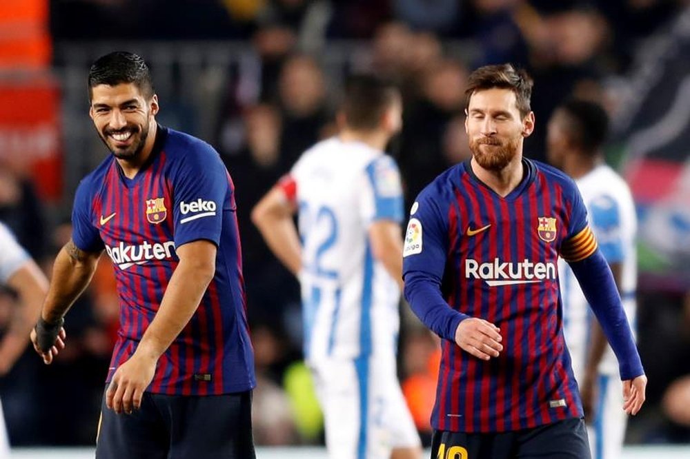 El delantero uruguayo del FC Barcelona, Luis Suárez, celebra con el argentino Leo Messi su gol, durante el partido de la 20ª jornada de Liga en Primera División que FC Barcelona y CD Leganés jugaron en el Camp Nou, en Barcelona. EFE