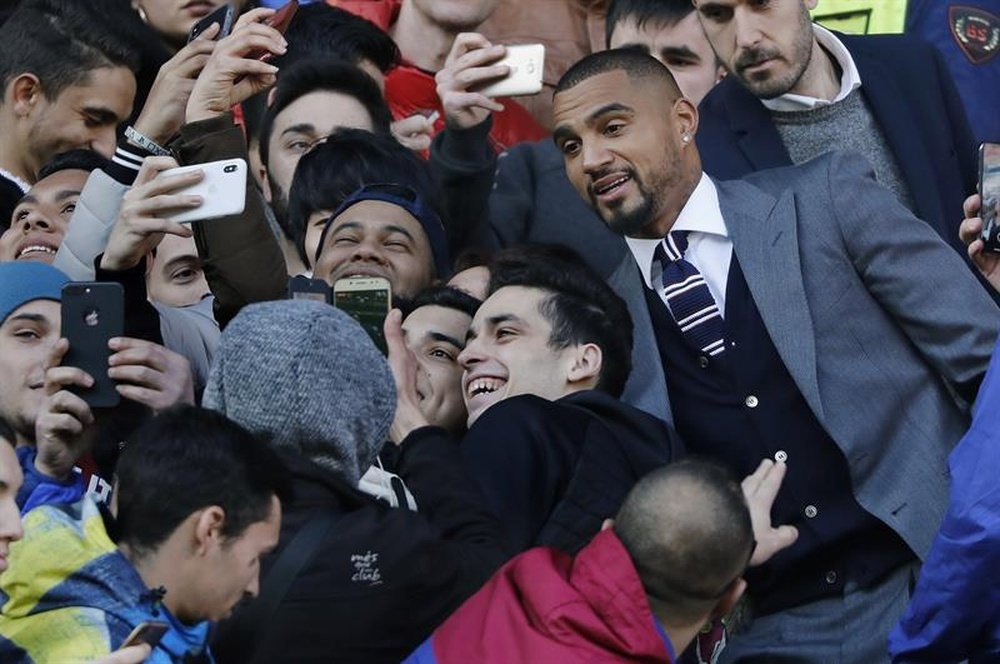 El delantero Kevin-Prince Boateng se fotografía con varios aficionados durante su presentación como nuevo jugador del Barcelona, al que llega como cedido por el Sassuolo italiano hasta final de temporada con una opción de compra de 8 millones. EFE
