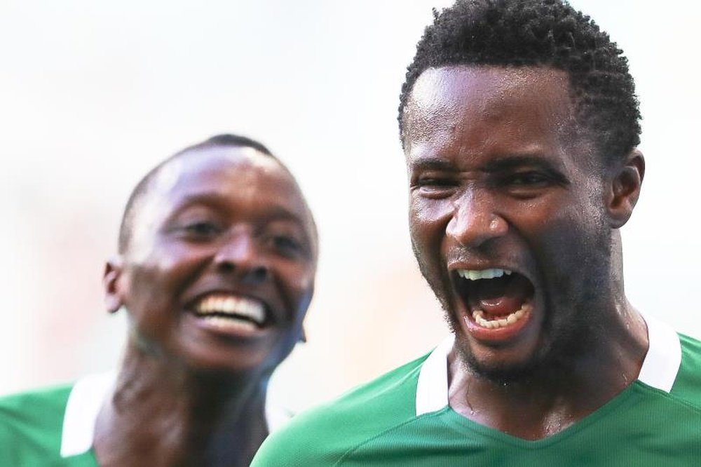 John Obi Mikel (r) could soon be playing in Turkey. EFE/Archivo
