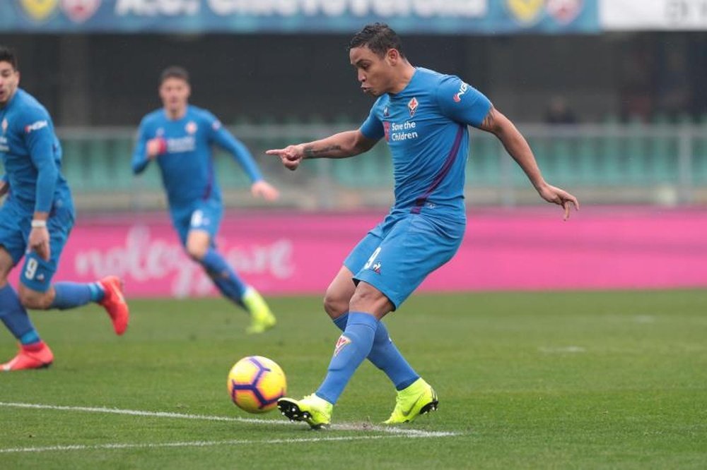 Luis Muriel controls the ball during a match for Fiorentina. EFE