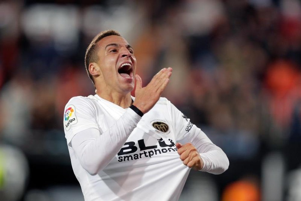 Valencia y Atleti cierran el fichaje de Rodrigo por 60 millones. EFE