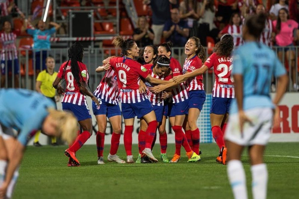 El Atlético Femenino y el Barça se enfrentan, la duda es en qué campo... EFE