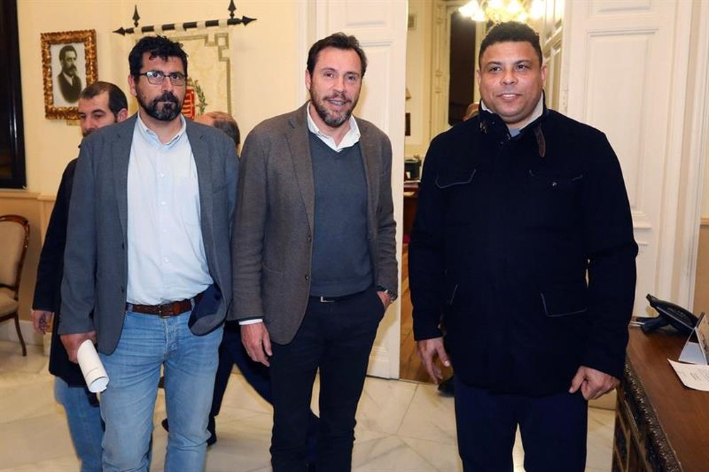 El alcalde de Valladolid (c) se reunirá con Ronaldo (d) para tratar la venta de Zorrilla. EFE/Archiv