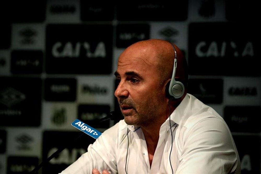Sampaoli was delighted that the Santos fans were chanting his name. EFE