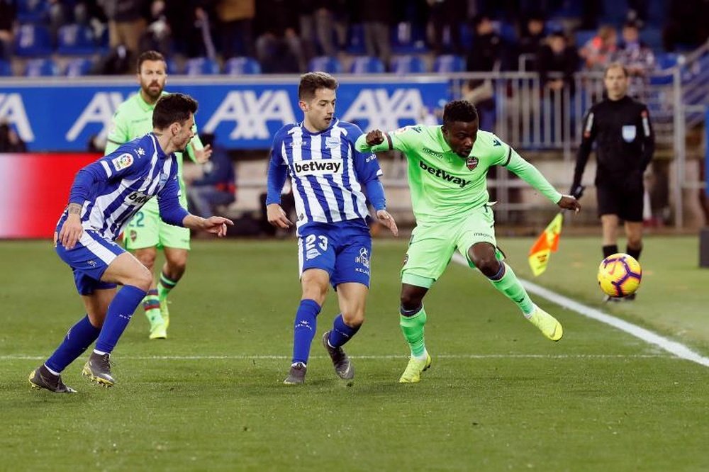 Moses Simon (r) sealed Nigeria's victory over Seychelles. EFE
