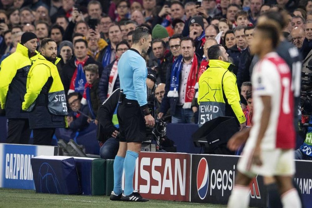 El VAR anuló el primer gol del Ajax al Madrid. EFE